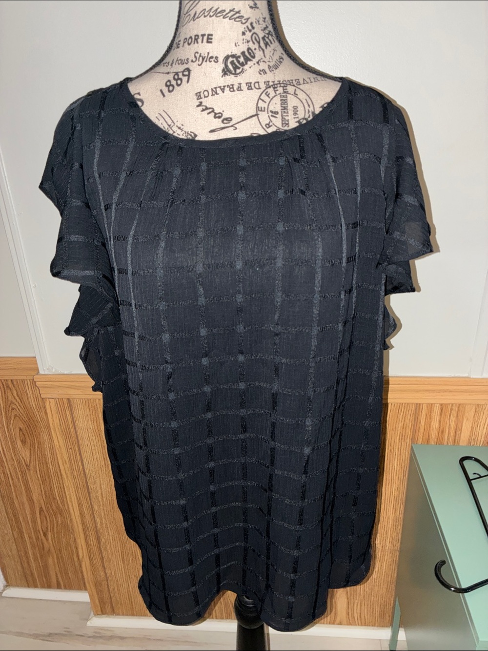 ELLE Black Short-Sleeve Flutter sleeve XL Top - excellent condition